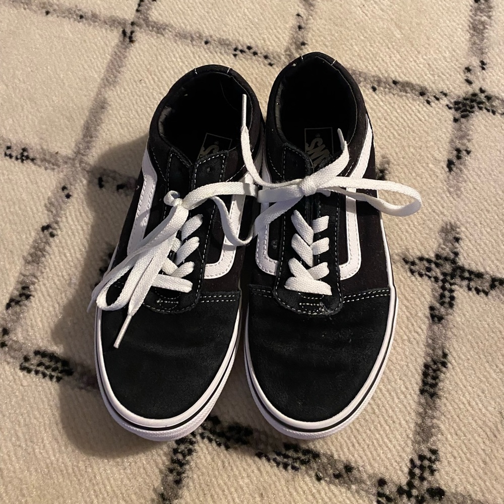 Vans Youth Size 4 : in excellent condition.